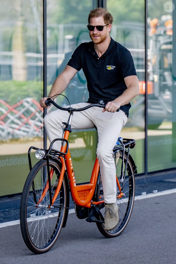 Le prince Harry, duc de Sussex, fait du vélo à Zuiderpark en marge des "Invictus Games" à La Haye, Pays-Bas, le 20 avril 2022. 