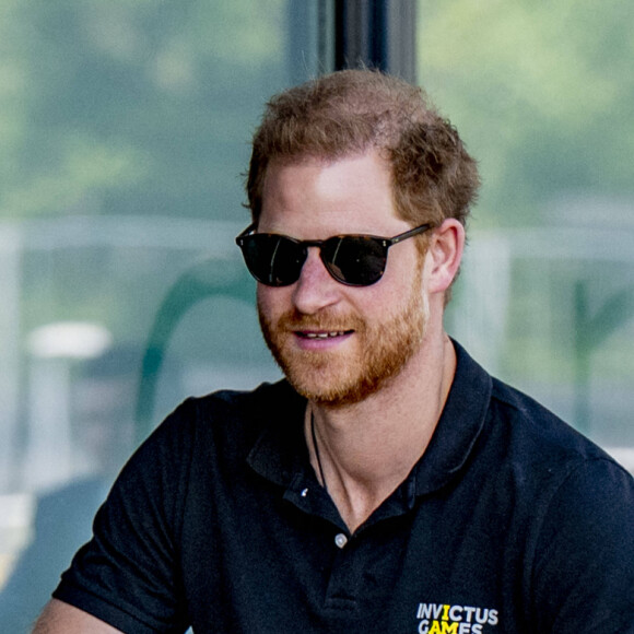 Le prince Harry, duc de Sussex, fait du vélo à Zuiderpark en marge des "Invictus Games" à La Haye, Pays-Bas, le 20 avril 2022. 