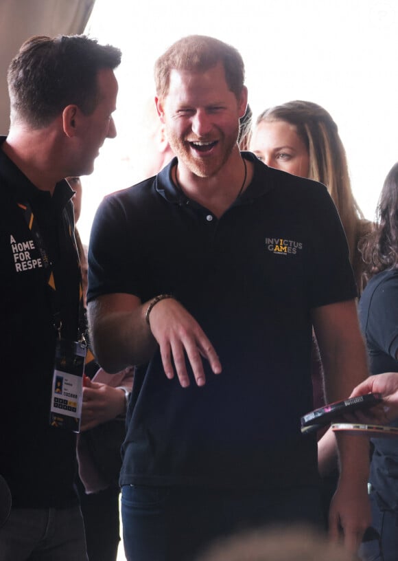 Le prince Harry joue au ping-pong, au 5ème jour des Invictus Games 2020 à La Haye, le 19 avril 2022. 