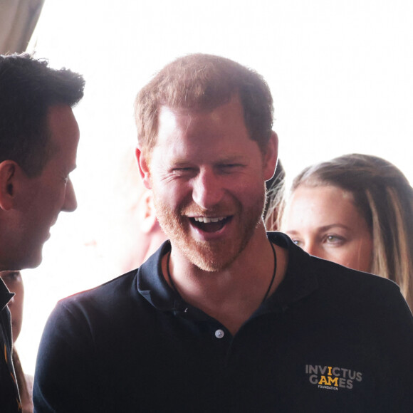 Le prince Harry joue au ping-pong, au 5ème jour des Invictus Games 2020 à La Haye, le 19 avril 2022. 