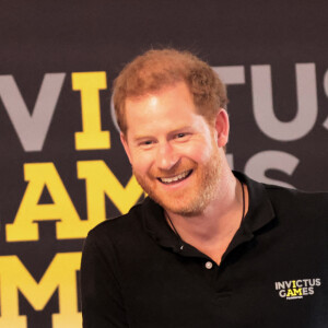 Le prince Harry joue au ping-pong, au 5ème jour des Invictus Games 2020 à La Haye, le 19 avril 2022. 