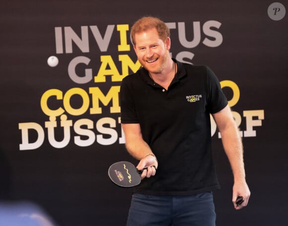 Le prince Harry joue au ping-pong, au 5ème jour des Invictus Games 2020 à La Haye, le 19 avril 2022. 