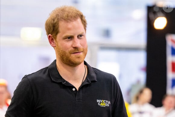 Le prince Harry assiste aux épreuves de natation, au 5ème jour des Invictus Games 2020 à La Haye, le 19 avril 2022. 