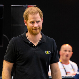 C'est donc à l'hôtel que le prince Harry posera ses valises
Le prince Harry assiste aux épreuves de natation, au 5ème jour des Invictus Games 2020 à La Haye, le 19 avril 2022.