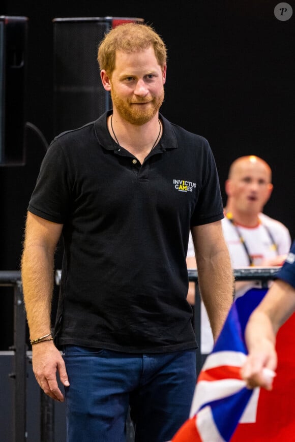 C'est donc à l'hôtel que le prince Harry posera ses valises
Le prince Harry assiste aux épreuves de natation, au 5ème jour des Invictus Games 2020 à La Haye, le 19 avril 2022.