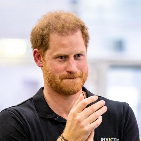Il devra d'ailleurs faire sans eux jusqu'au bout puisque sa requête concernant l'obtention d'un logement à Windsor pour la période de son séjour a été rejetée
Le prince Harry assiste aux épreuves de natation, au 5ème jour des Invictus Games 2020 à La Haye, le 19 avril 2022. 