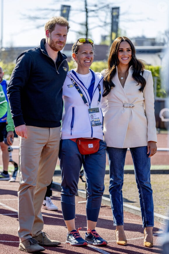 Le prince Harry et Meghan Markle assistent à la finale d'athlétisme, au deuxième jour des Invictus Games 2020 à La Haye, le 17 avril 2022. 