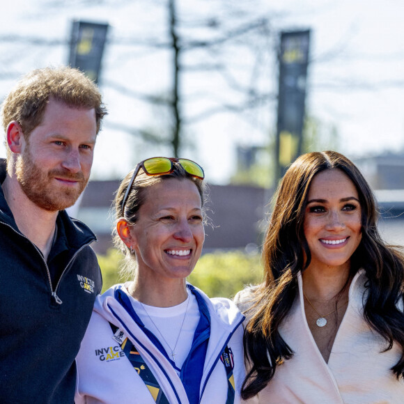 Le prince Harry et Meghan Markle assistent à la finale d'athlétisme, au deuxième jour des Invictus Games 2020 à La Haye, le 17 avril 2022. 
