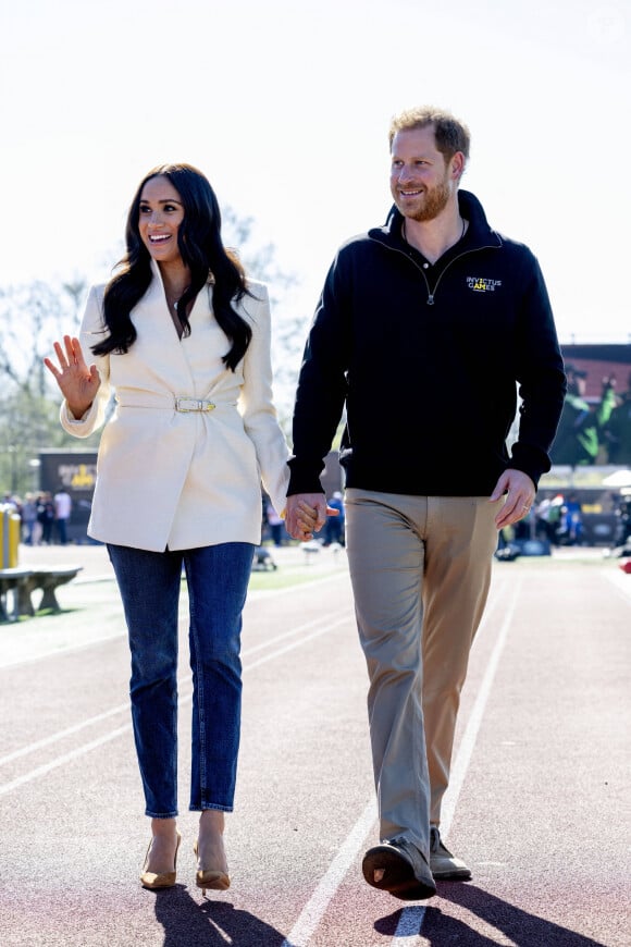 Le prince Harry et Meghan Markle assistent à la finale d'athlétisme, au deuxième jour des Invictus Games 2020 à La Haye, le 17 avril 2022. 