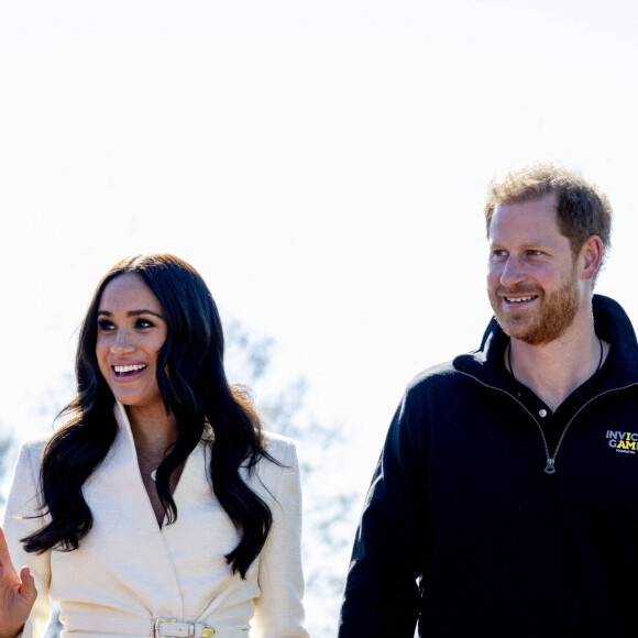 Le prince Harry et Meghan Markle assistent à la finale d'athlétisme, au deuxième jour des Invictus Games 2020 à La Haye, le 17 avril 2022. 