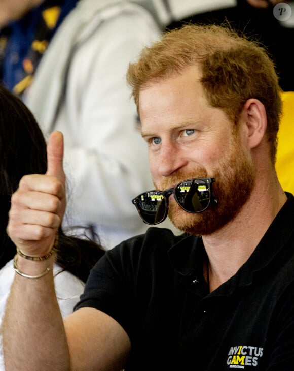 Le prince Harry et Meghan Markle assistent à la finale d'athlétisme, au deuxième jour des Invictus Games 2020 à La Haye, le 17 avril 2022. 