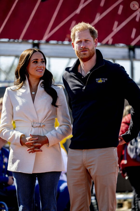 Le prince Harry et Meghan Markle assistent à la finale d'athlétisme, au deuxième jour des Invictus Games 2020 à La Haye, le 17 avril 2022. 