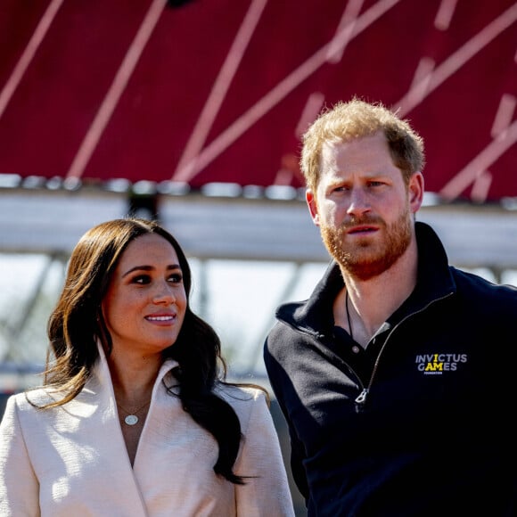 Le prince Harry et Meghan Markle assistent à la finale d'athlétisme, au deuxième jour des Invictus Games 2020 à La Haye, le 17 avril 2022. 