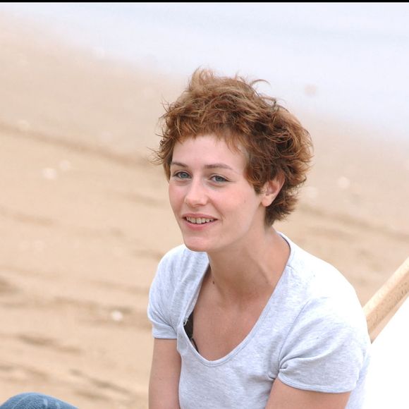 Le 15/06/2002. L'actrice Cécile de France pose au grand air pour les photographes au Festival du film romantique de Cabourg. Jean-Jacques Datchary/ABACA.