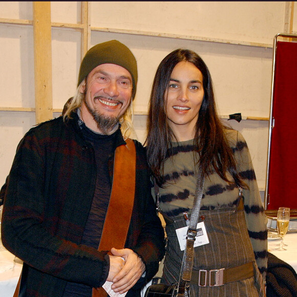 Paris-France, le 08/10/2003. Florent Pagny et son épouse Azucena posent pour le défilé de Marithe et François Girbaud Prêt-à-porter Printemps-Eté 2004. © Serge Arnal/ABACA. 50928-3.