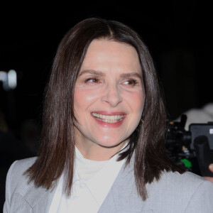 Juliette Binoche - Arrivées des personnalités au défilé AMI collection homme automne/hiver 2024/2025 lors de la fashion week à Paris (PFW) le 18 janvier 2024. © Denis Guignebourg / Bestimage 