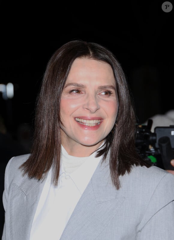 Juliette Binoche - Arrivées des personnalités au défilé AMI collection homme automne/hiver 2024/2025 lors de la fashion week à Paris (PFW) le 18 janvier 2024. © Denis Guignebourg / Bestimage 