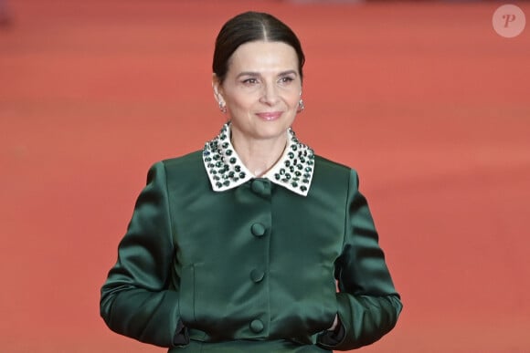 Juliette Binoche, porte une robe conçue spécialement pour elle par Prada, à la première du film "La Passion de Dodin Bouffant" (The Pot Au Feu) lors du 18ème Rome International Film Festival, à l'auditorium Parco Della Musica de Rome, Italie, le 21 octobre 2023. © Mario Cartelli/SOPA Images/ZUMA Press/Bestimage 