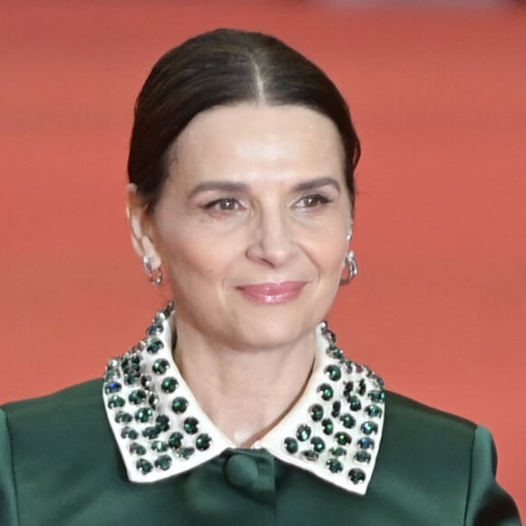 Juliette Binoche, porte une robe conçue spécialement pour elle par Prada, à la première du film "La Passion de Dodin Bouffant" (The Pot Au Feu) lors du 18ème Rome International Film Festival, à l'auditorium Parco Della Musica de Rome, Italie, le 21 octobre 2023. © Mario Cartelli/SOPA Images/ZUMA Press/Bestimage 