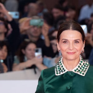 Juliette Binoche, porte une robe conçue spécialement pour elle par Prada, à la première du film "La Passion de Dodin Bouffant" (The Pot Au Feu) lors du 18ème Rome International Film Festival, à l'auditorium Parco Della Musica de Rome, Italie, le 21 octobre 2023. © SGP/Bestimage 