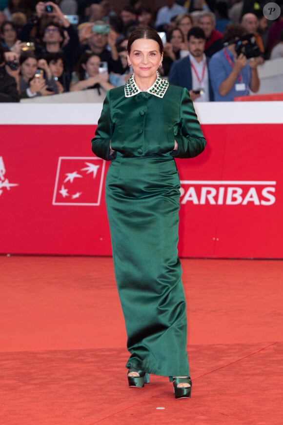 Juliette Binoche, porte une robe conçue spécialement pour elle par Prada, à la première du film "La Passion de Dodin Bouffant" (The Pot Au Feu) lors du 18ème Rome International Film Festival, à l'auditorium Parco Della Musica de Rome, Italie, le 21 octobre 2023. © SGP/Bestimage 