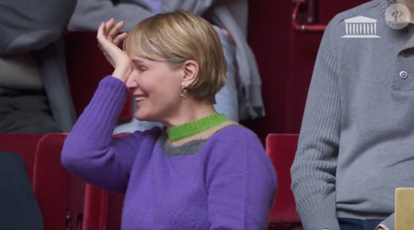 Une décision qui fait suite à une demande de l'actrice Judith Godrèche.
Judith Godrèche en larmes devant l'assemblée qui a approuvé la création d'une commission d'enquête sur les "abus et violences" dans le cinéma, l'audiovisuel, le spectacle vivant, la mode et la publicité.