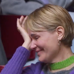 Jacques Doillon et Benoit Jacquot, n'a pas pu retenir ses larmes alors qu'elle se tenait dans les tribunes.
Judith Godrèche en larmes devant l'assemblée qui a approuvé la création d'une commission d'enquête sur les "abus et violences" dans le cinéma, l'audiovisuel, le spectacle vivant, la mode et la publicité.