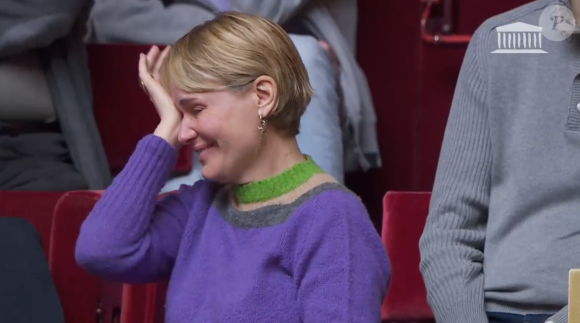 Jacques Doillon et Benoit Jacquot, n'a pas pu retenir ses larmes alors qu'elle se tenait dans les tribunes.
Judith Godrèche en larmes devant l'assemblée qui a approuvé la création d'une commission d'enquête sur les "abus et violences" dans le cinéma, l'audiovisuel, le spectacle vivant, la mode et la publicité.