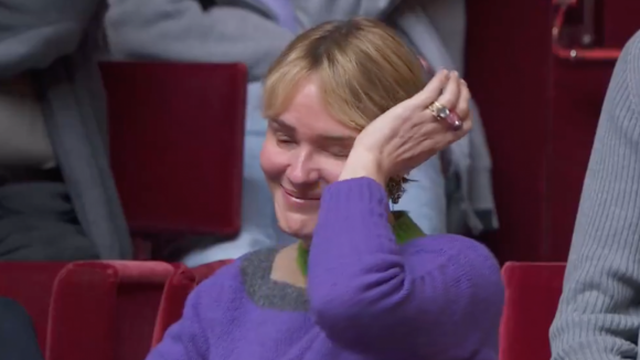 Judith Godrèche en larmes et visiblement éprouvée à l'Assemblée nationale après un combat gagné à l'unanimité