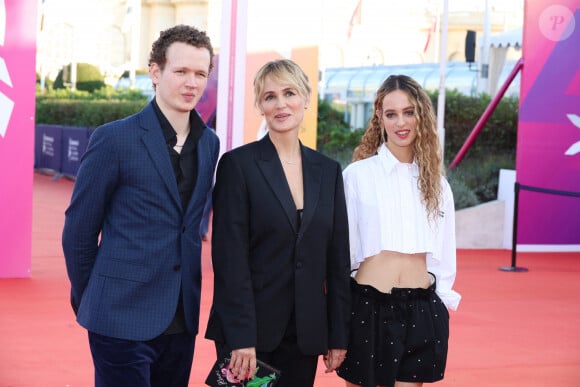 Judith Godrèche entre son fils Noé Boon et sa fille Tess Berthelemy à la première du film "Dogman" lors du 49ème Festival du Cinema Americain de Deauville, France, le 2 septembre 2023. © Denis Guignebourg/BestImage 