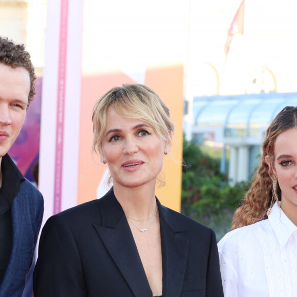 Judith Godrèche entre son fils Noé Boon et sa fille Tess Berthelemy à la première du film "Dogman" lors du 49ème Festival du Cinema Americain de Deauville, France, le 2 septembre 2023. © Denis Guignebourg/BestImage 