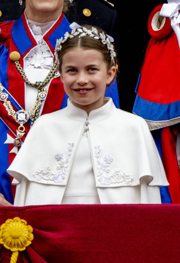 La petite fille pose à côté de fleurs bien connu des fans de la famille royale
 
La princesse Charlotte de Galles - La famille royale britannique salue la foule sur le balcon du palais de Buckingham lors de la cérémonie de couronnement du roi d'Angleterre à Londres, le 6 mai 2023. 