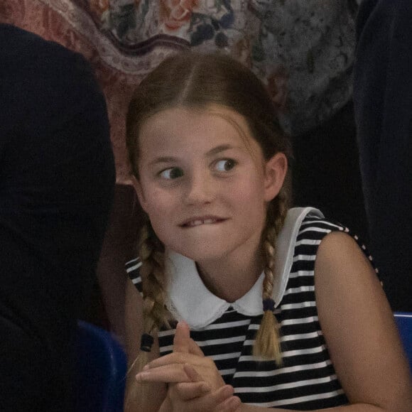 Le prince William, duc de Cambridge, et Catherine (Kate) Middleton, duchesse de Cambridge, avec la princesse Charlotte de Cambridge assistent au Jeux du Commonwealth au centre sportif de l'Université de Birmingham le 2 aout 2022.