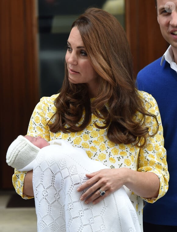 Le prince William, la duchesse de Cambridge, Catherine Kate Middleton, et leur fille, la princesse Charlotte de Cambridge, posent devant l'hôpital St-Mary de Londres où elle a accouché le matin même. 2 Mai 2015 