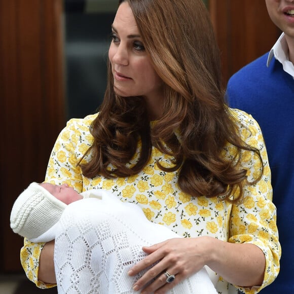 Le prince William, la duchesse de Cambridge, Catherine Kate Middleton, et leur fille, la princesse Charlotte de Cambridge, posent devant l'hôpital St-Mary de Londres où elle a accouché le matin même. 2 Mai 2015 