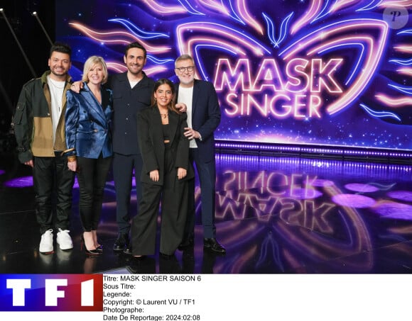 Kev Adams, Chantal Ladesou, Inès Reg, Laurent Ruquier et le présentateur Camille Combal -Photo officielle de "Mask Singer"