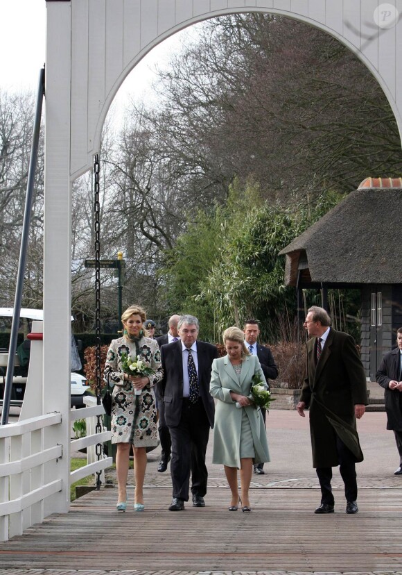 Maxima des Pays-Bas a reçu Svetlana Medvedeva, l'épouse du président russe, pour l'inauguration du Keukenhof 2010