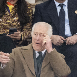 Une compétition très amusante qui a visiblement beaucoup fait rire le roi qui a été photographié totalement hilare dans les tribunes.
Le roi Charles III d'Angleterre, pris d'un fou rire lors du Pony Club Mounted au Royal Windsor Horse Show à Windsor, le 3 mai 2024. 