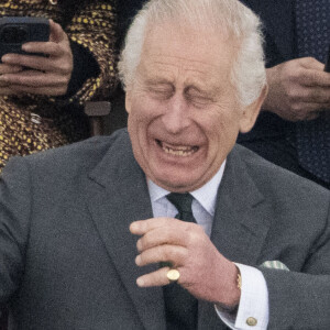 Le roi Charles III d'Angleterre, pris d'un fou rire lors du Pony Club Mounted au Royal Windsor Horse Show à Windsor, le 3 mai 2024. 