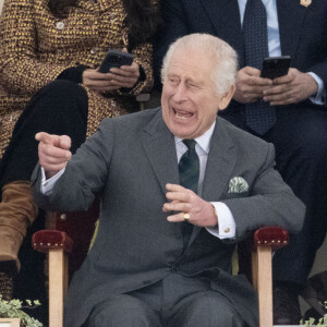 Le roi Charles III d'Angleterre, pris d'un fou rire lors du Pony Club Mounted au Royal Windsor Horse Show à Windsor, le 3 mai 2024. 