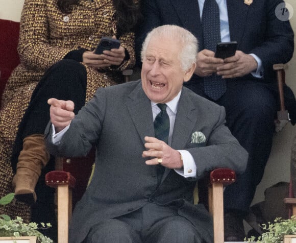 Le roi Charles III d'Angleterre, pris d'un fou rire lors du Pony Club Mounted au Royal Windsor Horse Show à Windsor, le 3 mai 2024. 