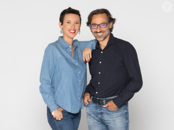 Depuis 2022, Stéphane Crosnier et Blandine Maire étaient les co-animateurs du jeu aux côtés de Laurent Romejko.