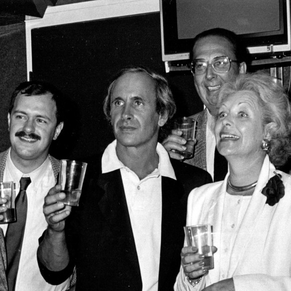 De gauche a droite de l'image : Benedicte Galley, Bertrand Renard, Patrice Laffont, Christine Fabrega et Armand Jammot, à l'arriere plan Jo Frachon fêtent le vingtieme anniversaire du jeu Des Chiffres Et Des Lettres à Paris le 19 Septembre 1985. Photo by Pascal baril/ABACAPRESS.COM