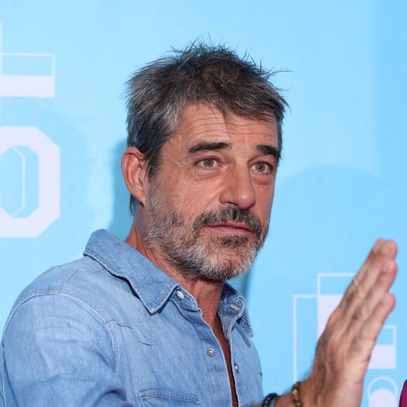 Thierry Neuvic au photocall de la mini-série "Infiltré(e)" lors de la 25ème édition du Festival de la fiction de la Rochelle, France, le 15 septembre 2023. © Denis Guignebourg/BestImage 