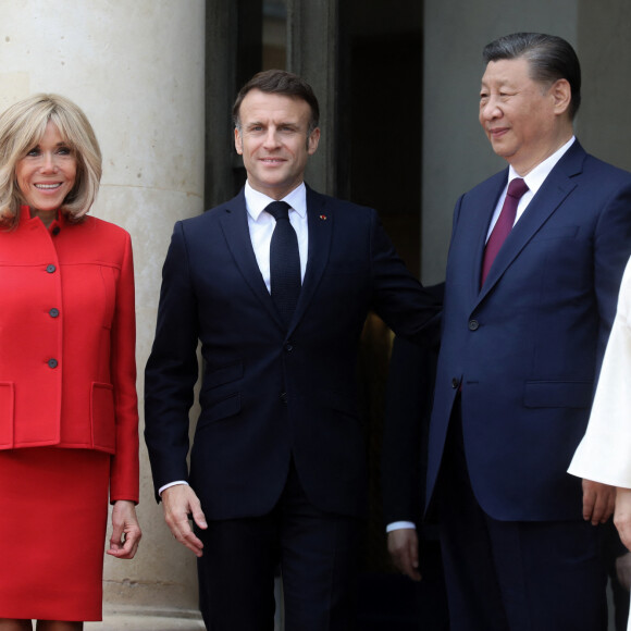 Le président Xi Jinping et sa femme Peng Liyuan sont en visite en France depuis le 6 mai 2024

Le président français Emmanuel Macron et sa femme la Première Dame Brigitte Macron accueillent le président chinois Xi Jinping et sa femme la Première Dame Peng Liyuan pour un entretien bilatéral au palais présidentiel de l'Elysée à Paris, France, le 6 mai 2024, dans le cadre de la visite officielle du président chinois en France. © Stéphane Lemouton/Bestimage