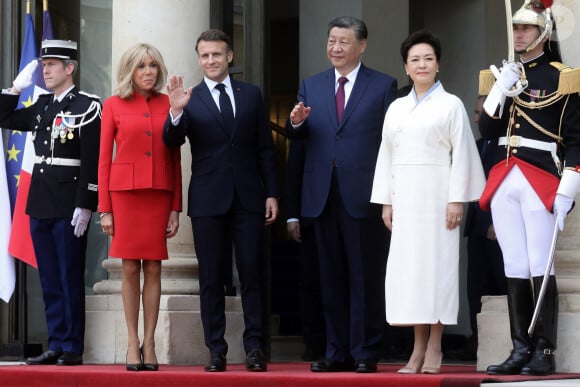 Le président français Emmanuel Macron et sa femme la Première Dame Brigitte Macron accueillent le président chinois Xi Jinping et sa femme la Première Dame Peng Liyuan pour un entretien bilatéral au palais présidentiel de l'Elysée à Paris, France, le 6 mai 2024, dans le cadre de la visite officielle du président chinois en France. © Stéphane Lemouton/Bestimage