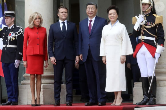 Le président français Emmanuel Macron et sa femme la Première Dame Brigitte Macron accueillent le président chinois Xi Jinping et sa femme la Première Dame Peng Liyuan pour un entretien bilatéral au palais présidentiel de l'Elysée à Paris, France, le 6 mai 2024, dans le cadre de la visite officielle du président chinois en France. © Stéphane Lemouton/Bestimage