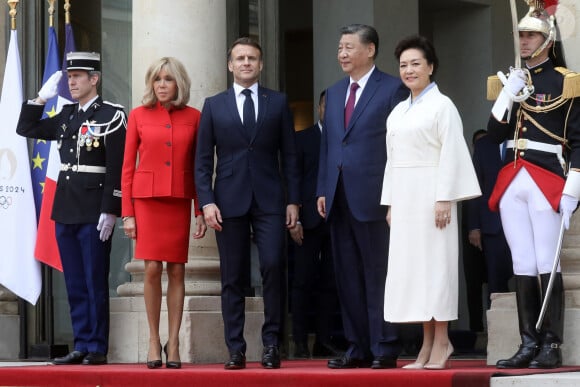 Le président français Emmanuel Macron et sa femme la Première Dame Brigitte Macron accueillent le président chinois Xi Jinping et sa femme la Première Dame Peng Liyuan pour un entretien bilatéral au palais présidentiel de l'Elysée à Paris, France, le 6 mai 2024, dans le cadre de la visite officielle du président chinois en France. © Stéphane Lemouton/Bestimage