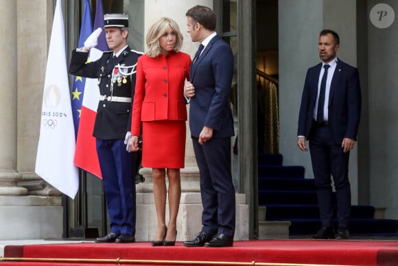 Le président français Emmanuel Macron et sa femme la Première Dame Brigitte Macron accueillent le président chinois Xi Jinping et sa femme la Première Dame Peng Liyuan pour un entretien bilatéral au palais présidentiel de l'Elysée à Paris, France, le 6 mai 2024, dans le cadre de la visite officielle du président chinois en France. © Stéphane Lemouton/Bestimage