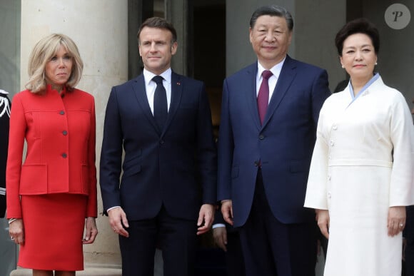 Le président français Emmanuel Macron et sa femme la Première Dame Brigitte Macron accueillent le président chinois Xi Jinping et sa femme la Première Dame Peng Liyuan pour un entretien bilatéral au palais présidentiel de l'Elysée à Paris, France, le 6 mai 2024, dans le cadre de la visite officielle du président chinois en France. © Stéphane Lemouton/Bestimage